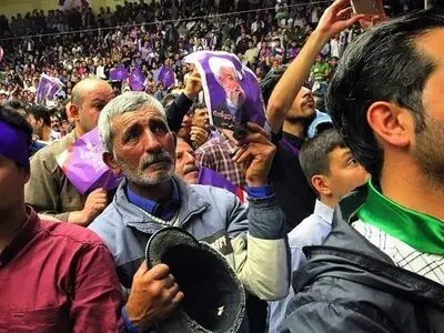 گفت‌وگو با میوه‌فروش حامی روحانی که عکسش جهانی شد
