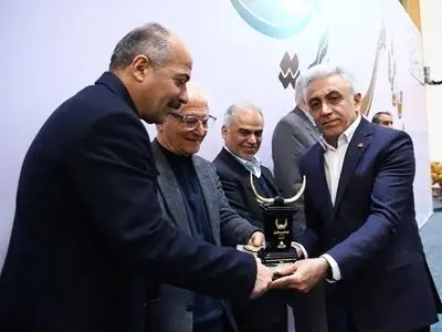 تندیس زرین جایزه ملی مدیریت مالی ایران در سال 1403 به بانک ملت اهدا شد
