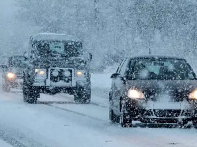 سیطره برف و باران و مه بر جاده‌های خراسان رضوی