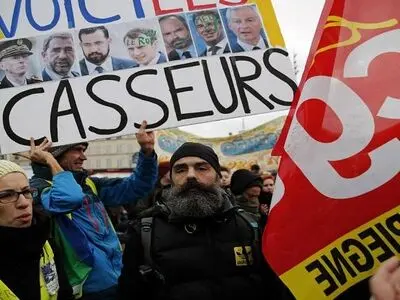 پلیس فرانسه ۱۵ نفر از جلیقه‌زردها را بازداشت کرد