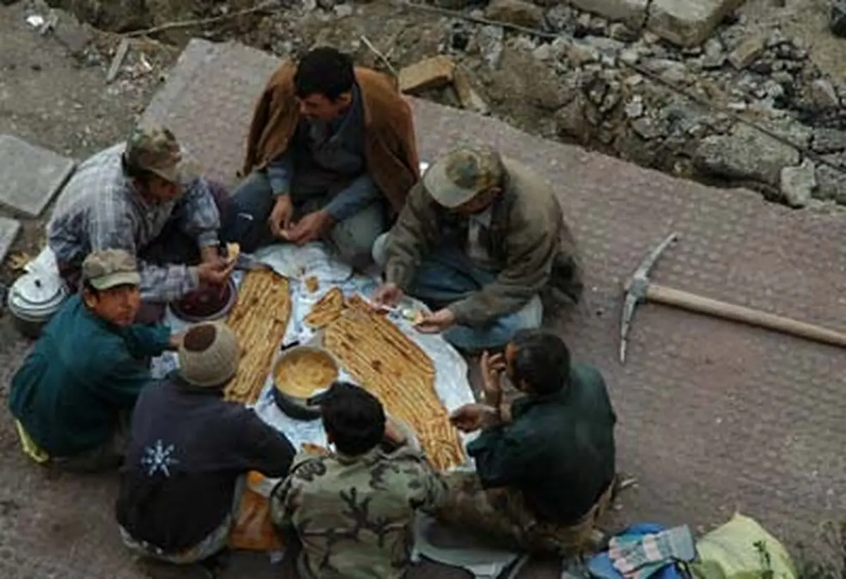 کارگران ساختمانی پول خرید نان ندارند/ دولت کارگران را فراموش کرده؛ خیرین کمک کنند