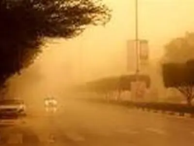 گرد و خاک کرمانشاه را در بر می‌گیرد/"قصرشیرین" بحرانی شد