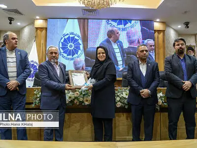 پیشکسوت رسانه قزوین توسط اتاق بازرگانی تقدیر شد