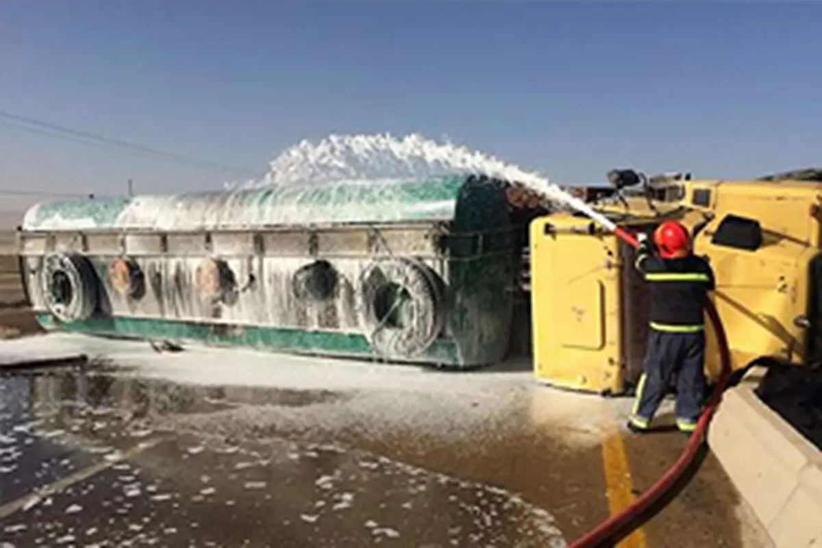 محور نهبندان- زابل بازگشایی شد/ تخلیه بار تانکر واژگون شده