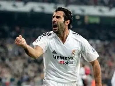 ویدئو: گل زیبای لوئیس فیگو به تیم اسطوره‌های بارسلونا