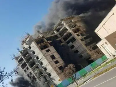 نجات ۱۳ کارگر ساختمانی در جریان آتش سوزی یک کارگاه ساختمانی