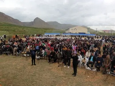 جشنواره شکوفه های بادام در شهر دژکرد برگزار شد