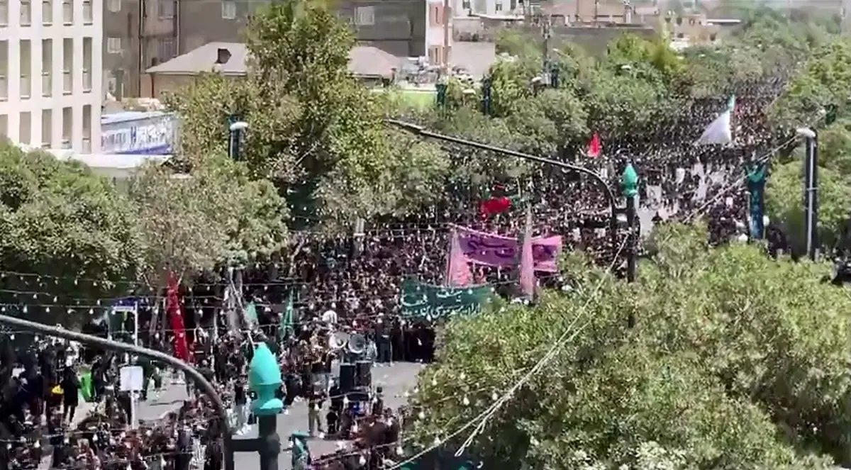 عزای ظهر عاشورا در کوچه پس کوچه‌های ایران + فیلم