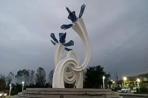 مجسمه «پیوند مهرگان» رونمایی شد