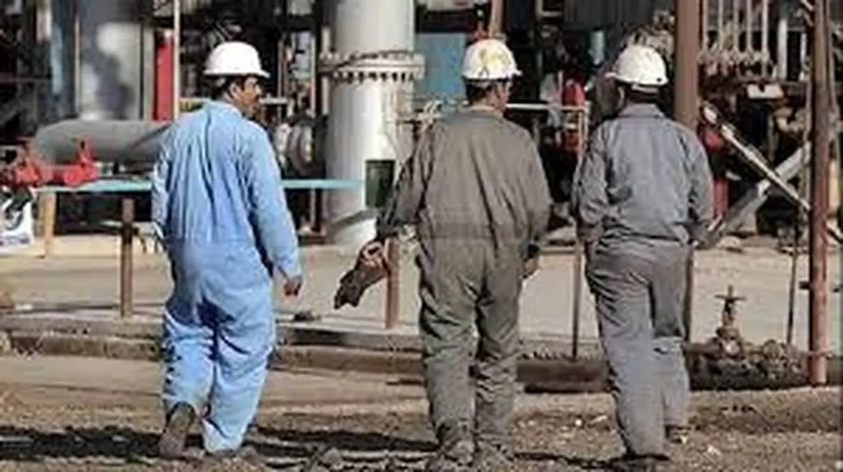 کارگران بیکار شده پالایشگاه ایلام: پیگیری‌ها به نتیجه نرسید/ نان‌آورانی که دستفروش شدند