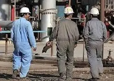 کارگران بیکار شده پالایشگاه ایلام: پیگیری‌ها به نتیجه نرسید/ نان‌آورانی که دستفروش شدند