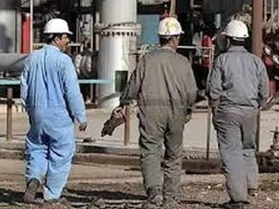 کارگران بیکار شده پالایشگاه ایلام: پیگیری‌ها به نتیجه نرسید/ نان‌آورانی که دستفروش شدند