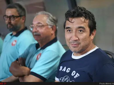 خداداد عزیزی: سارقان منزل عابدزاده به دیوار خورده‌اند/ بهتر است خودشان اموال عابدزاده را سر جایش بگذارند/ مگر با یک میلیون می‌شود زندگی کرد؟