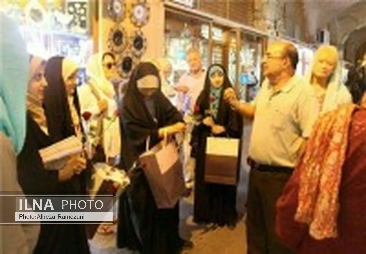 اهدای ترجمه انگلیسی نهج‌البلاغه به گردشگران خارجی در اصفهان