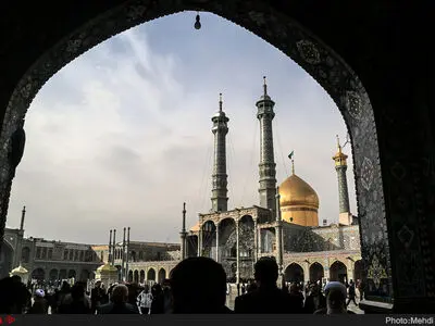 تصویر دستخط رهبر شهید انقلاب در دفتر یادبود حرم حضرت معصومه(س)