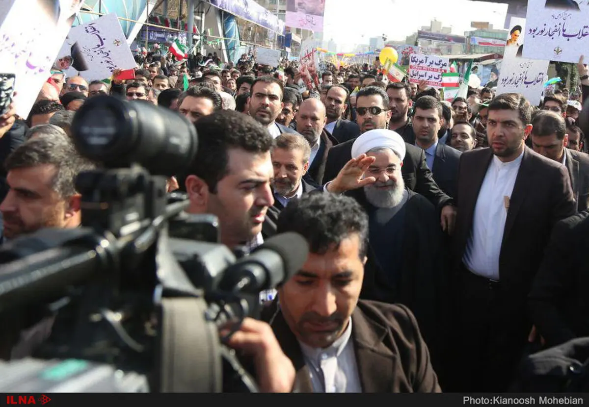رئیس‌جمهور به جمع شرکت کنندگان در راهپیمایی ۲۲ بهمن پیوست