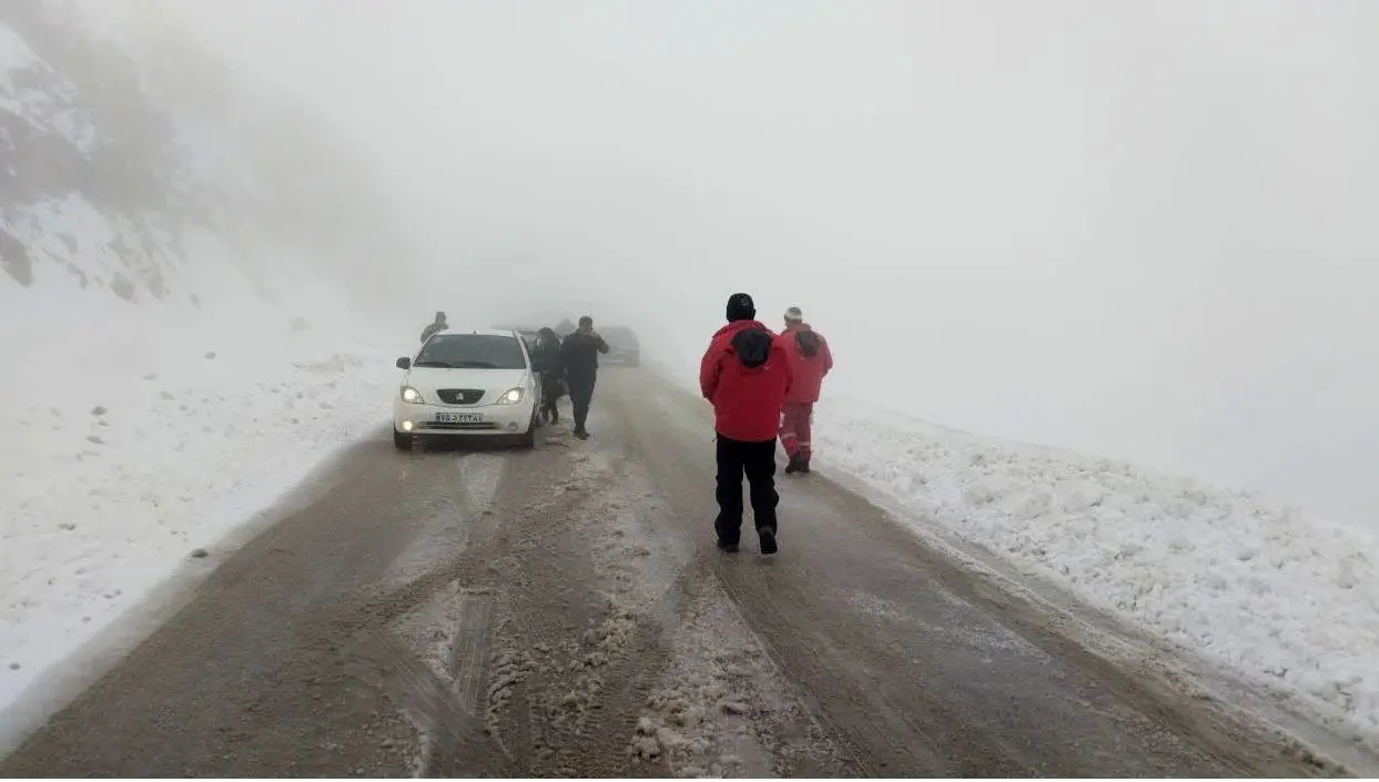 اسکان اضطراری ۱۲۰۰ مسافر گرفتار در برف و کولاک جاده اهر - تبریز
