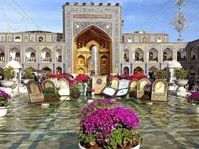 بارگاه منور رضوی مزین به ۱۵۳ هزار گل بهاری شد/ فضا آرایی خاص با ١۶ المان نوری 