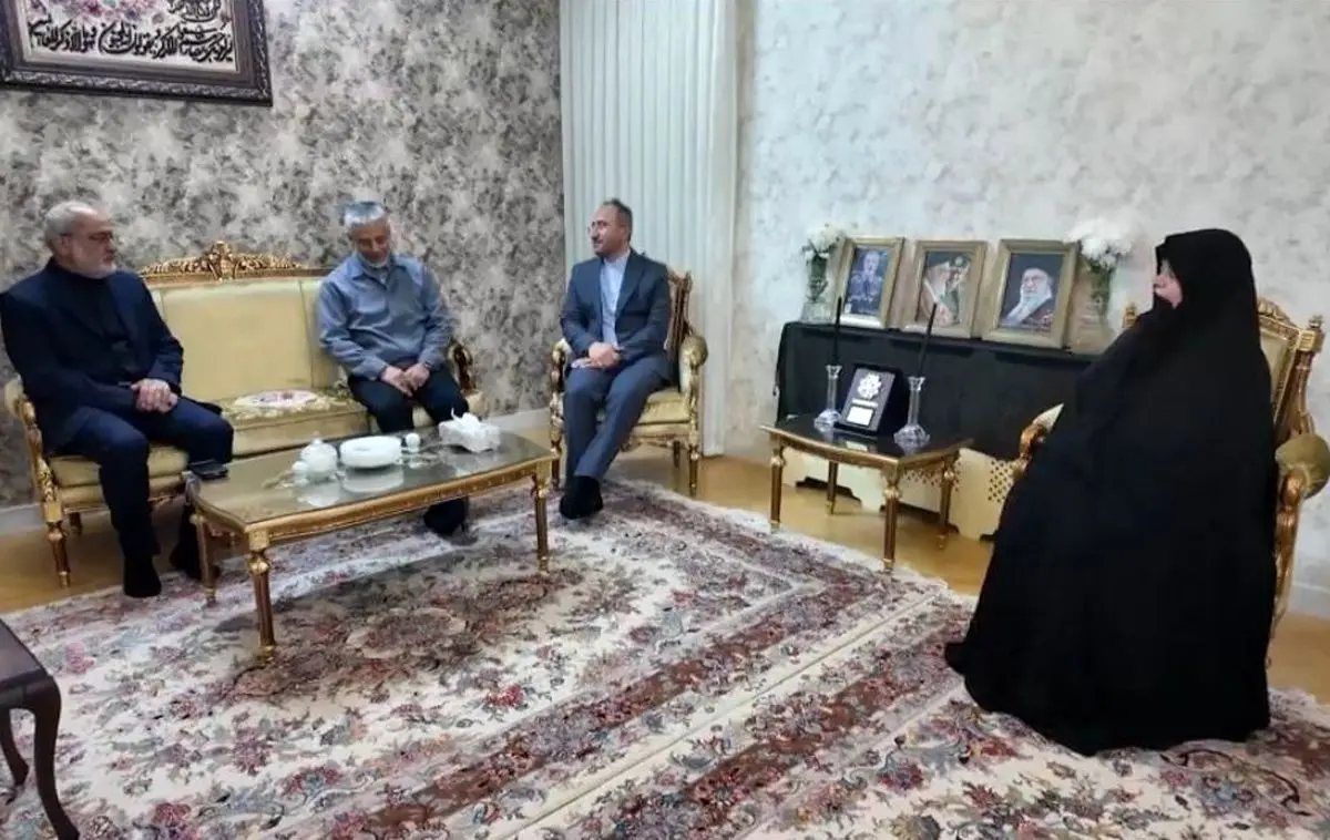 دیدار امیر دریادار سیاری با خانواده شهید سپهبد موسوی/ با شهادت امیر موسوی احساس می‌کنم همه چیزم را از دست داده‌ام
