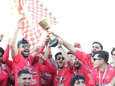 جشن قهرمانی جوانان پرسپولیس با عینک و کری خوانی