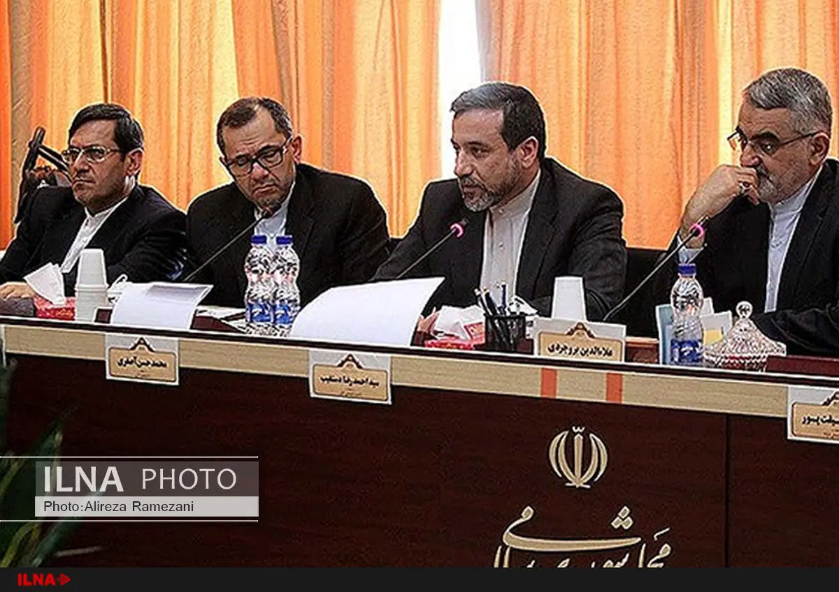 ابوترابیفرد: چرا فقط در حضور جلیلی، همه دوربینها هستند/نهاوندیان: اجازه گفتوگو با آمریکا را در مورد تحریمهای غیرهستهای نداشتیم