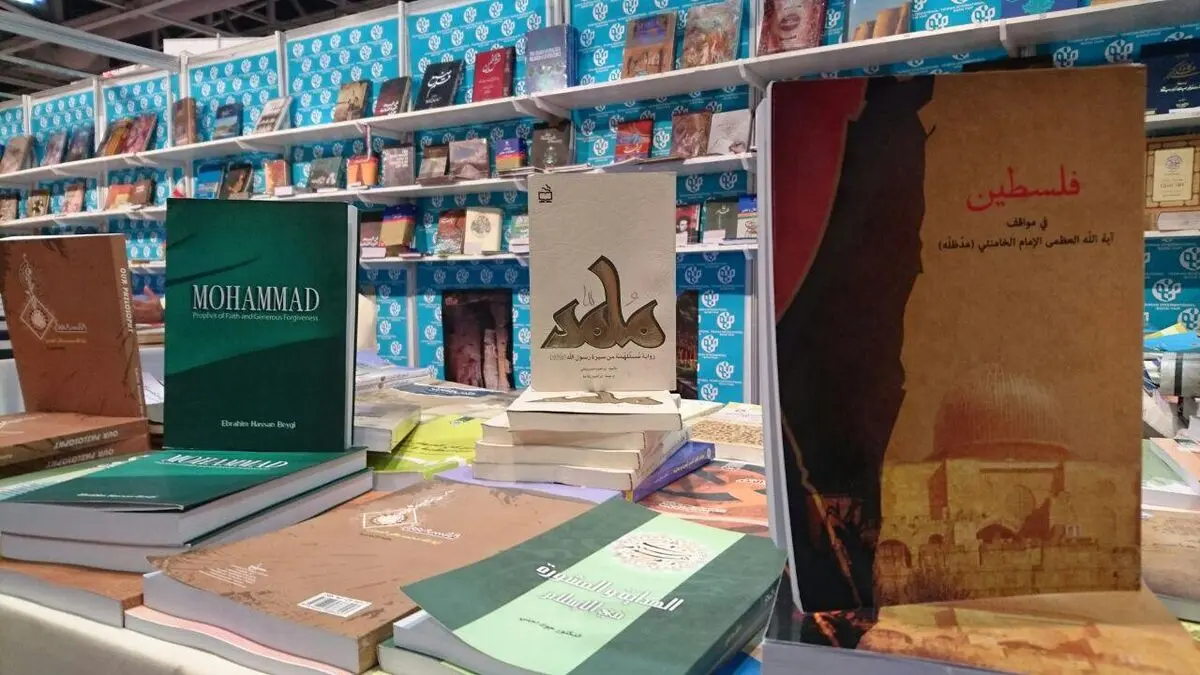عرضه نسخه عربی و انگلیسی «فلسطین از منظر مقام معظم رهبری» در نمایشگاه کتاب مسقط
